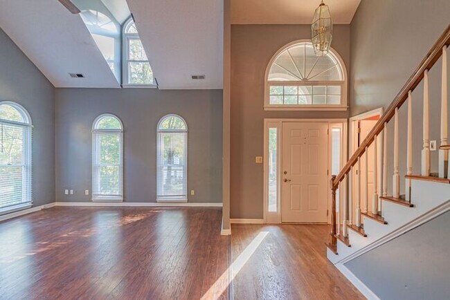 Foto del edificio - Beautiful 4-bedroom 2.5 bath home in desirable Brownes Ferry subdivision