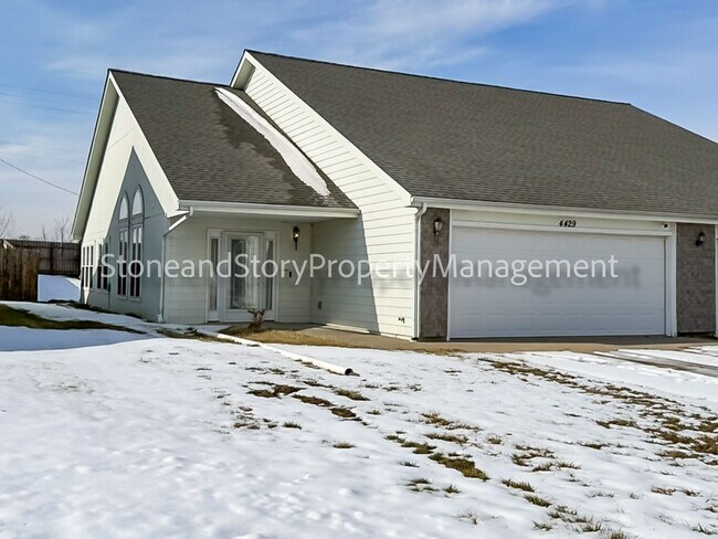 Foto del edificio - 2 bedroom 1.5 bath duplex with sunroom, 2 car garage and fenced yard