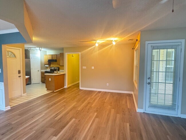 Foto del edificio - 3 Bed/2 Bath 3rd Level Condo in Raleigh! *...