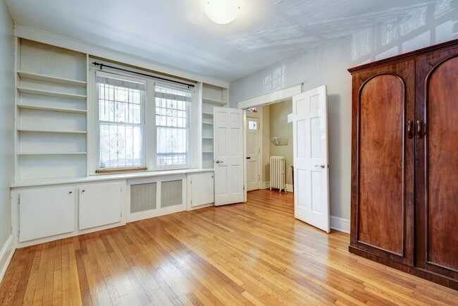 Main Floor - Living room or optional 6th bedroom - Size: 11' x 13', 143 sq/ft - 237 11th ST SE
