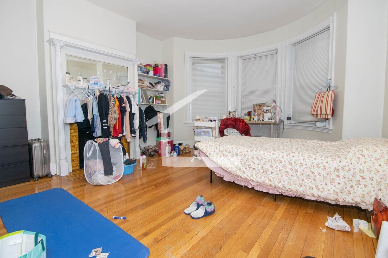 Harvard St Near Brighton Ave 9/1 Split 2 bed 1100 per person Students ok Walk to everything in A... - Harvard St Near Brighton Ave 9/1  Split 2 bed 1100 per person Students ok Walk to everything in A...