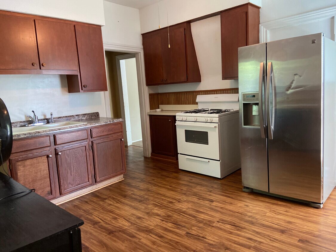 Kitchen - 522 Fleming St
