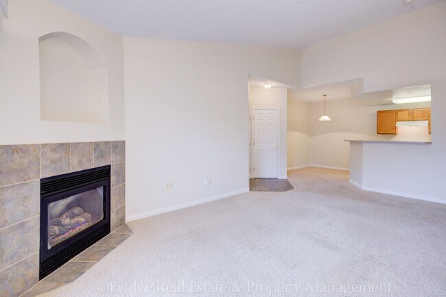 Foto del edificio - Evolve Real Estate: Charming 2 Bedroom 2 Bath Condominium Available May 8th Near Cherry Creek Sta...
