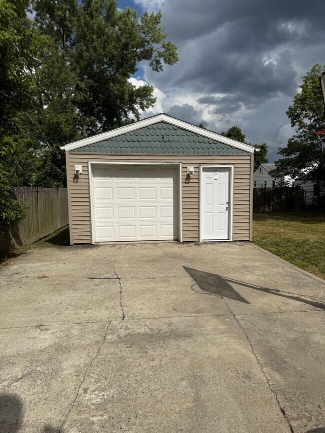 Foto del edificio - Austintown, Updated 3/4 Bedroom, 1 1/2 Bat...