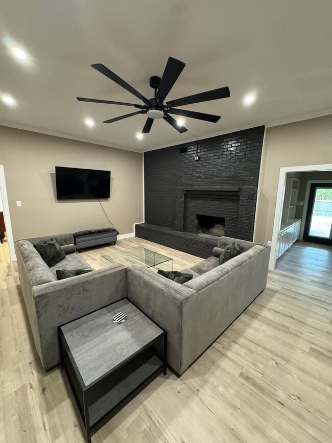Foto del edificio - 5501 Chimney Rock Rd