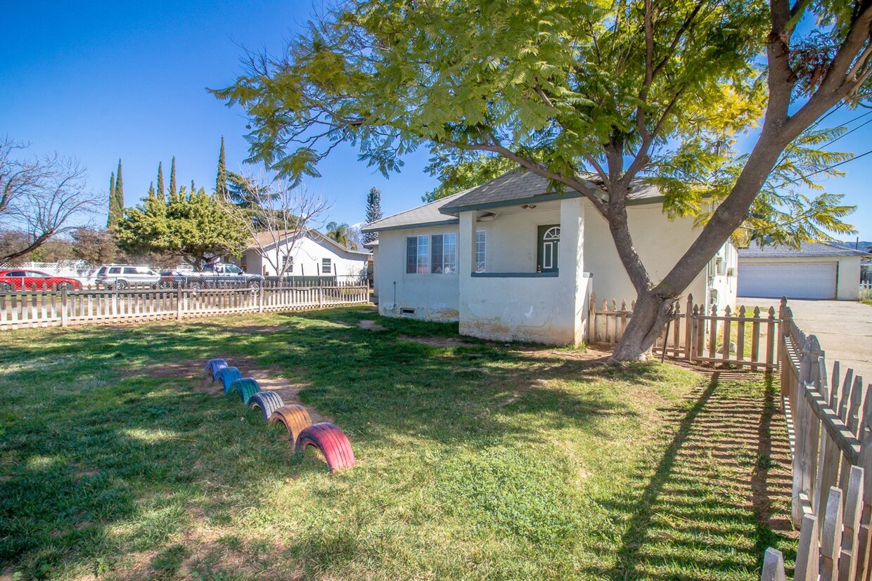 Foto principal - Charming Single-Story 5 bed/2 Bath Home Wi...