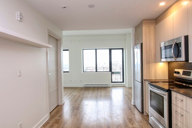 Building Photo - 30 Bd Saint-Joseph E