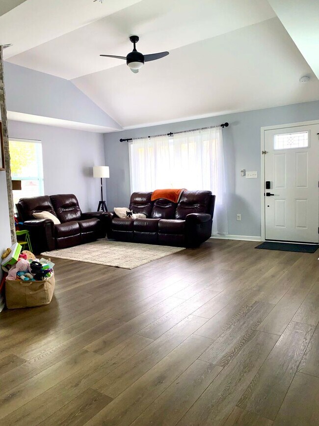 Building Photo - Charming 3 BR/2 BA Single-Family Home in P...