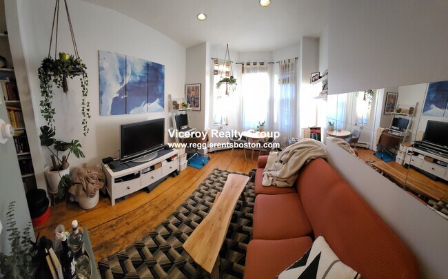 Building Photo - 511 E 6th St