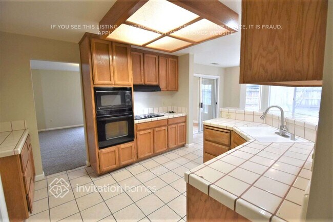 Building Photo - 710 E Jonquil Dr