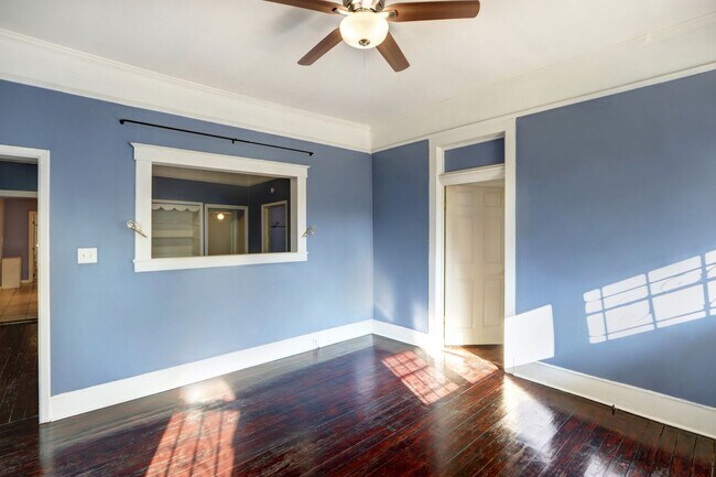 Foto del edificio - 4 Bedroom house---walk to Forsyth in 15 minutes