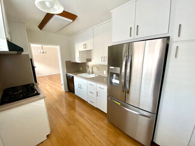 Building Photo - 150 N Clark Dr