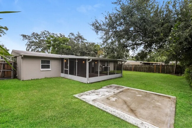 Building Photo - 813 E River Dr