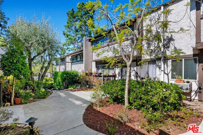Building Photo - 394 Miraleste Dr