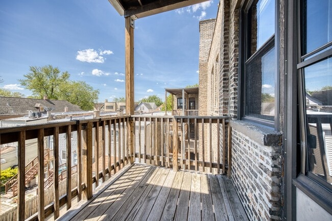 Building Photo - Renovated 2 bed in Logan Square - Now Leasing!