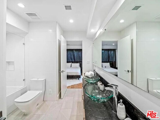 Foto del edificio - 1445 N Martel Ave