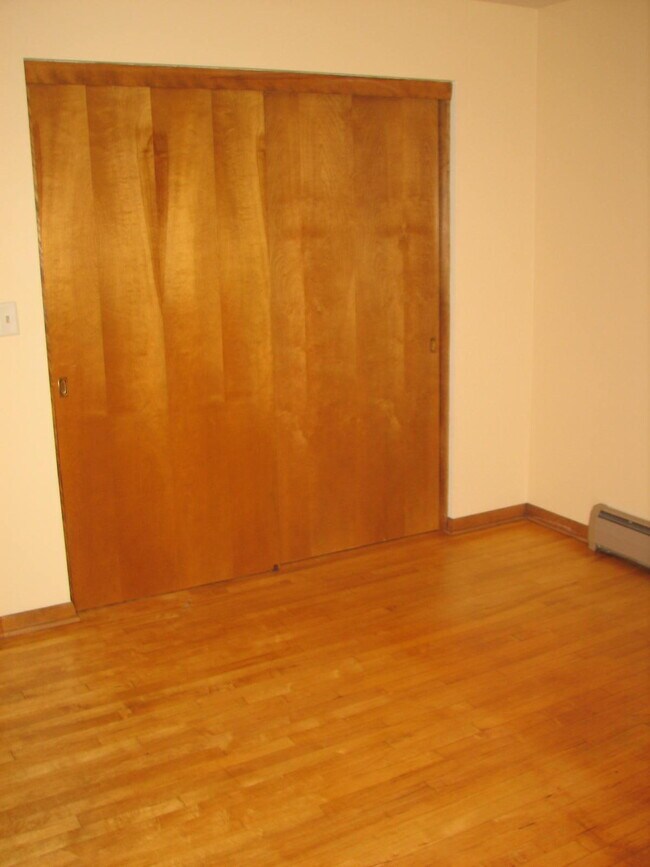 Building Photo - 518 11th Pl