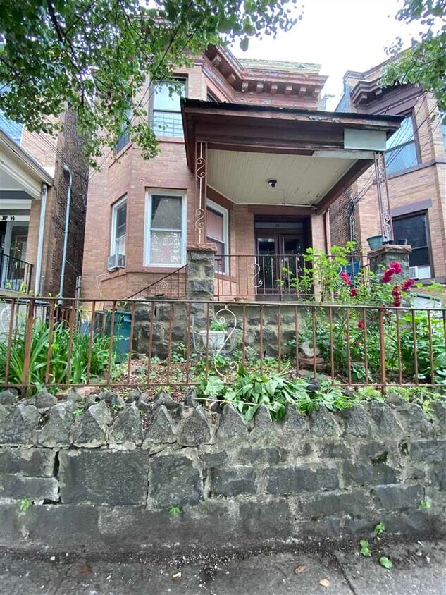Primary Photo - 131 64th St