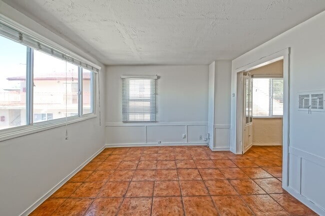 Building Photo - 3809 Crest Dr