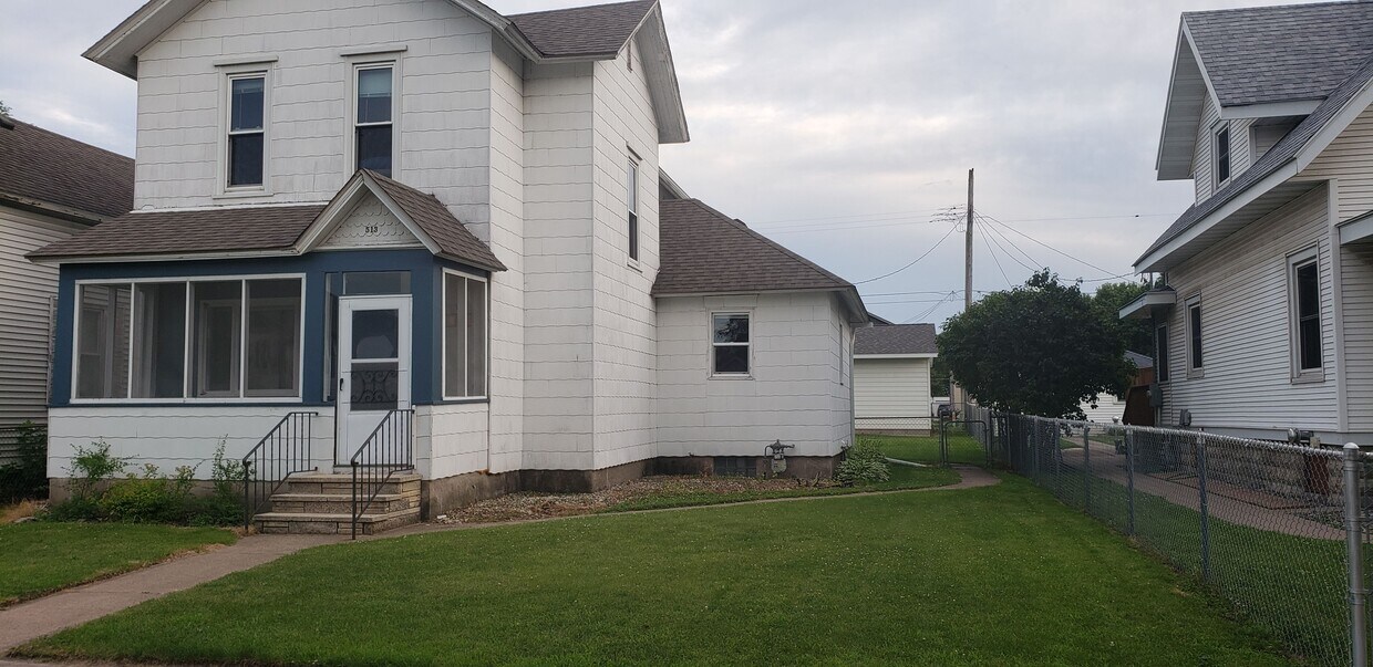 Primary Photo - 513 E 3rd St