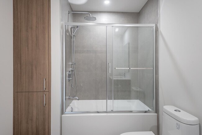 Building Photo - V411