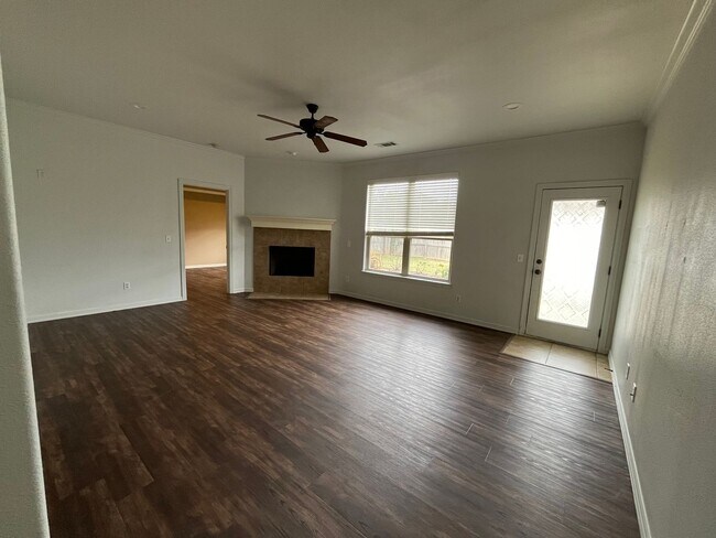 Photo - Great 3 Bedroom! House