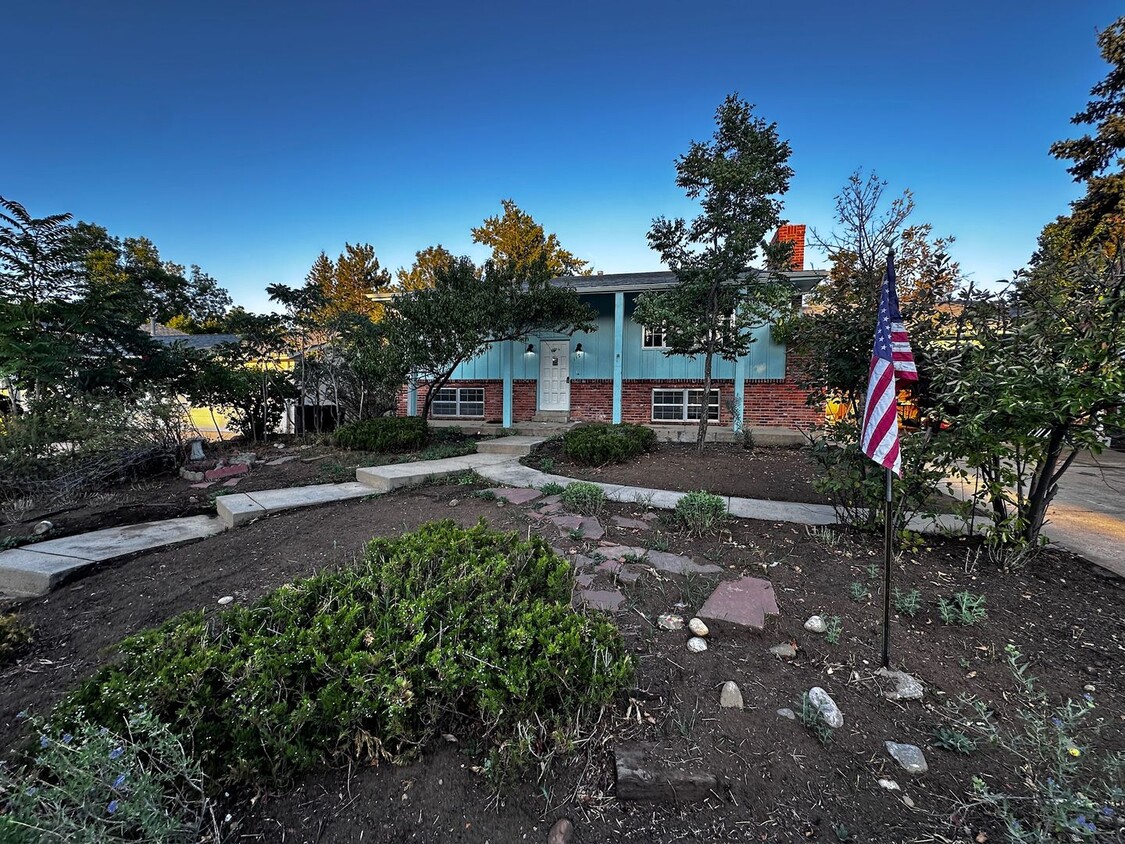 Foto principal - Charming 4-Bedroom, 2-Bath Home in Boulder...