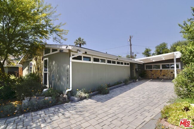Foto del edificio - 9342 Debra Ave