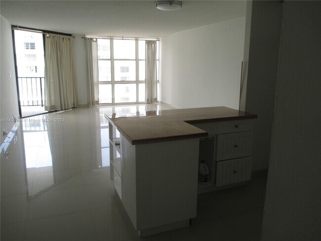 Building Photo - 1865 Brickell Ave