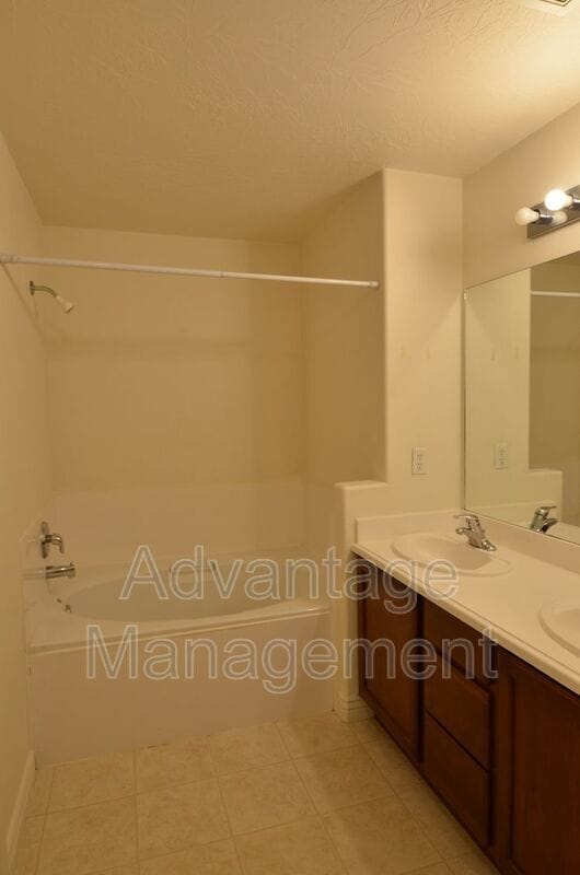 Building Photo - 4044 S Lake Vista Dr
