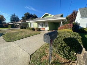 Building Photo - 1037 Shearer St