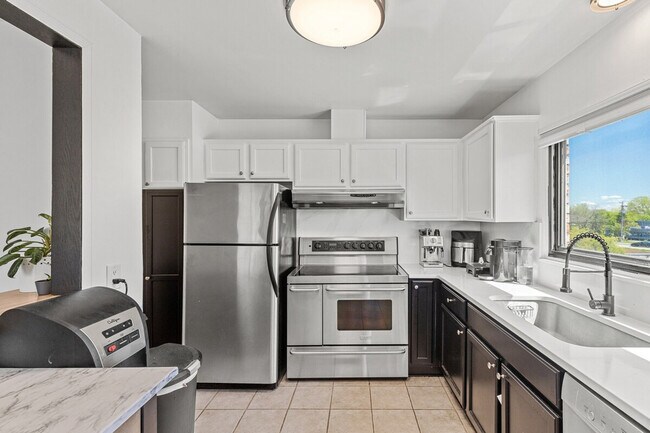 Building Photo - 3023 Lynn Ave