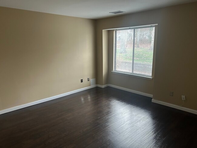 Foto del edificio - 57 Birchwood Rd