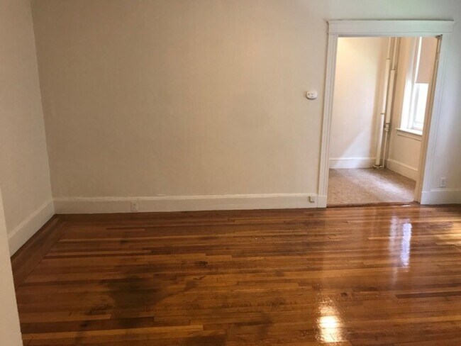 Building Photo - 7/1 No Fee! Spacious Studio in elevator building, low move in cost!