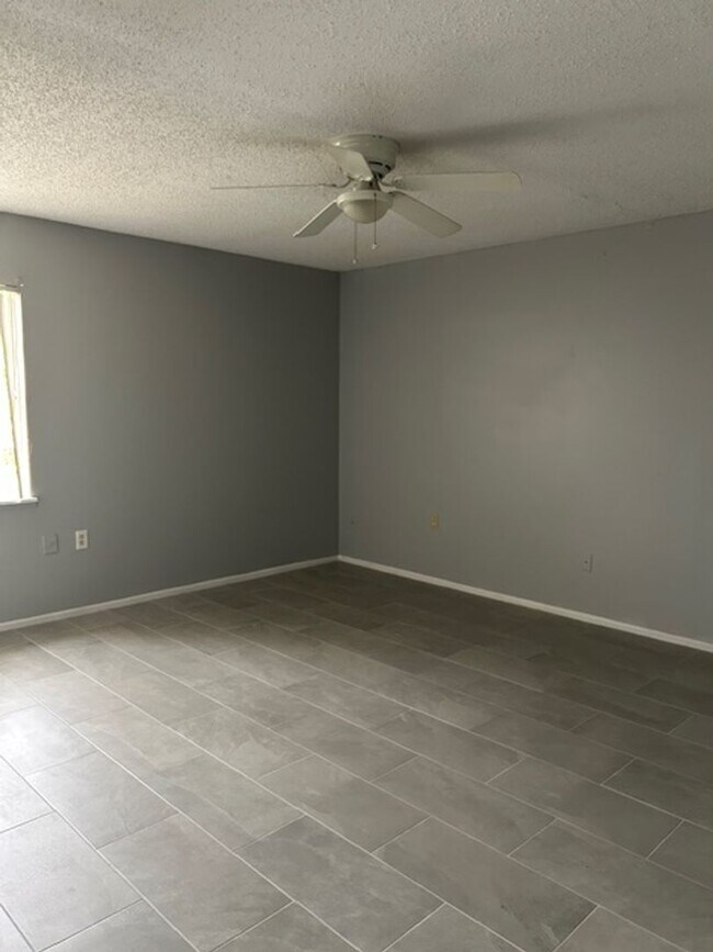 Building Photo - 3 bedroom, 2 bath home