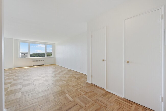 Foto del edificio - 5355 Henry Hudson Pkwy W