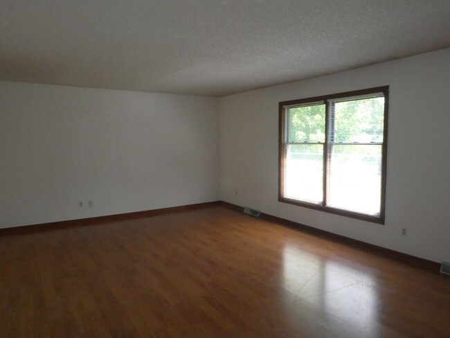 Building Photo - 3 bedroom split level home South Columbia ...