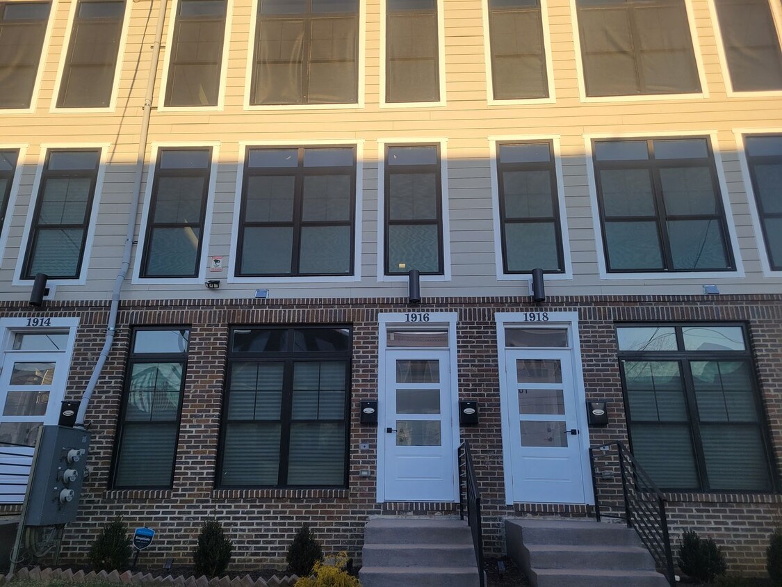 Foto principal - Stunning 3 BR/2.5 BA Apartment in Ivy City...