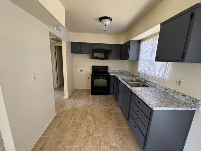 Building Photo - Holiday Gardens Townhome