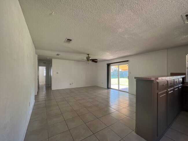 Building Photo - Hard to find 4 bedroom home in Haltom City