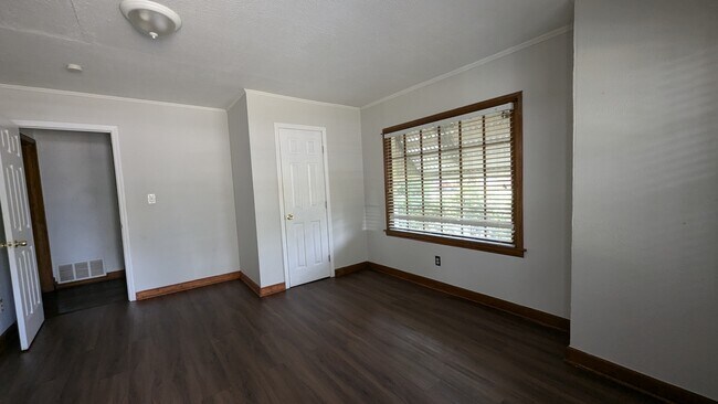 Foto del edificio - 132 W Wareingwood Dr