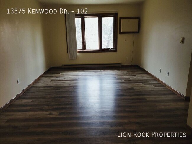 Foto del edificio - 13575 Kenwood Dr N