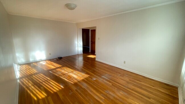 Foto del edificio - 1875 E 38th St