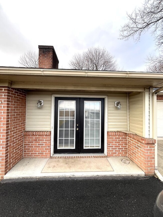 Foto del edificio - Beautifully Renovated Single-Family Ranch – 3 Beds, 2 Baths