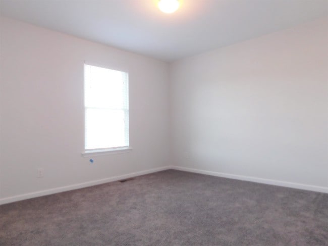 Building Photo - 37 Squire Cir