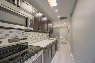 Building Photo - 1425 NE 26th Dr