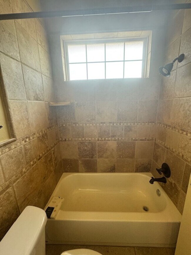 Foto del edificio - Large 3 bed, 2.5 bath with 30x30 shop