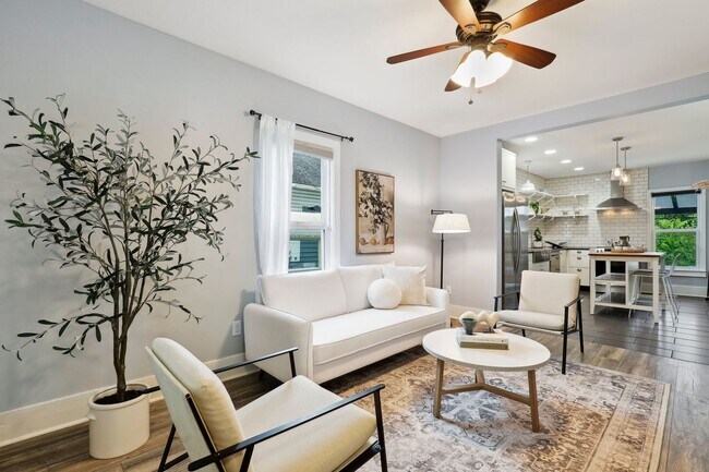 Foto del edificio - Welcome to this quintessential 5 Bedroom S...