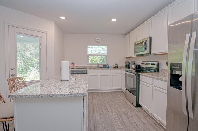 Building Photo - 695 Bay Leaf Dr