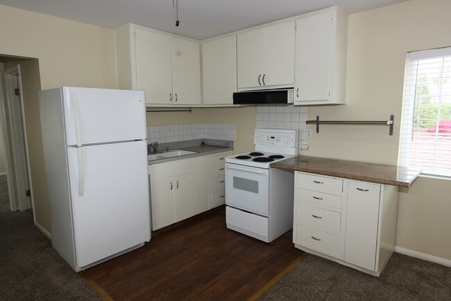 Building Photo - Beautiful 1 bedroom 1 bathroom upstairs ap...